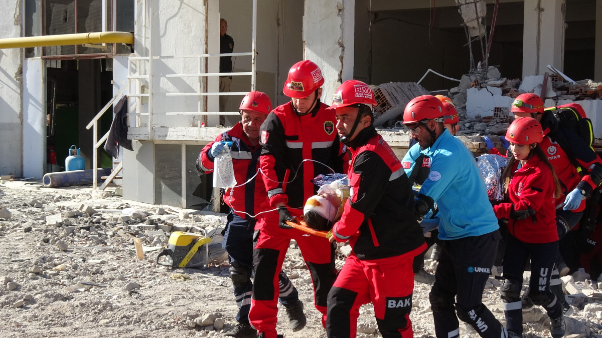 Burdur'da 5,7 şiddetindeki deprem tatbikatında gerçeği aratmayan görüntüler